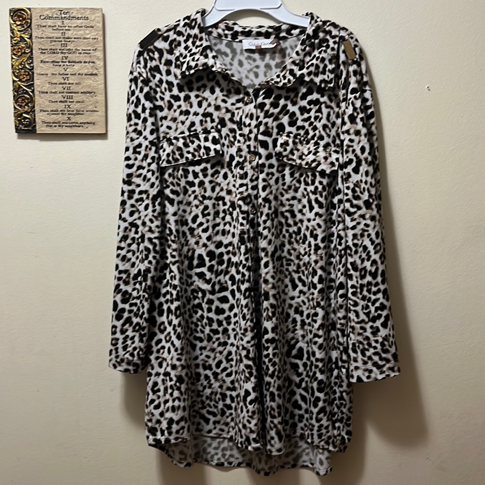 🎉final sale price -Calvin Klein animal print blouses size Large